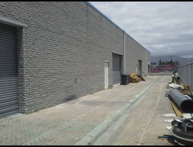 1,200M² WAREHOUSE TO LET IN OTTERY